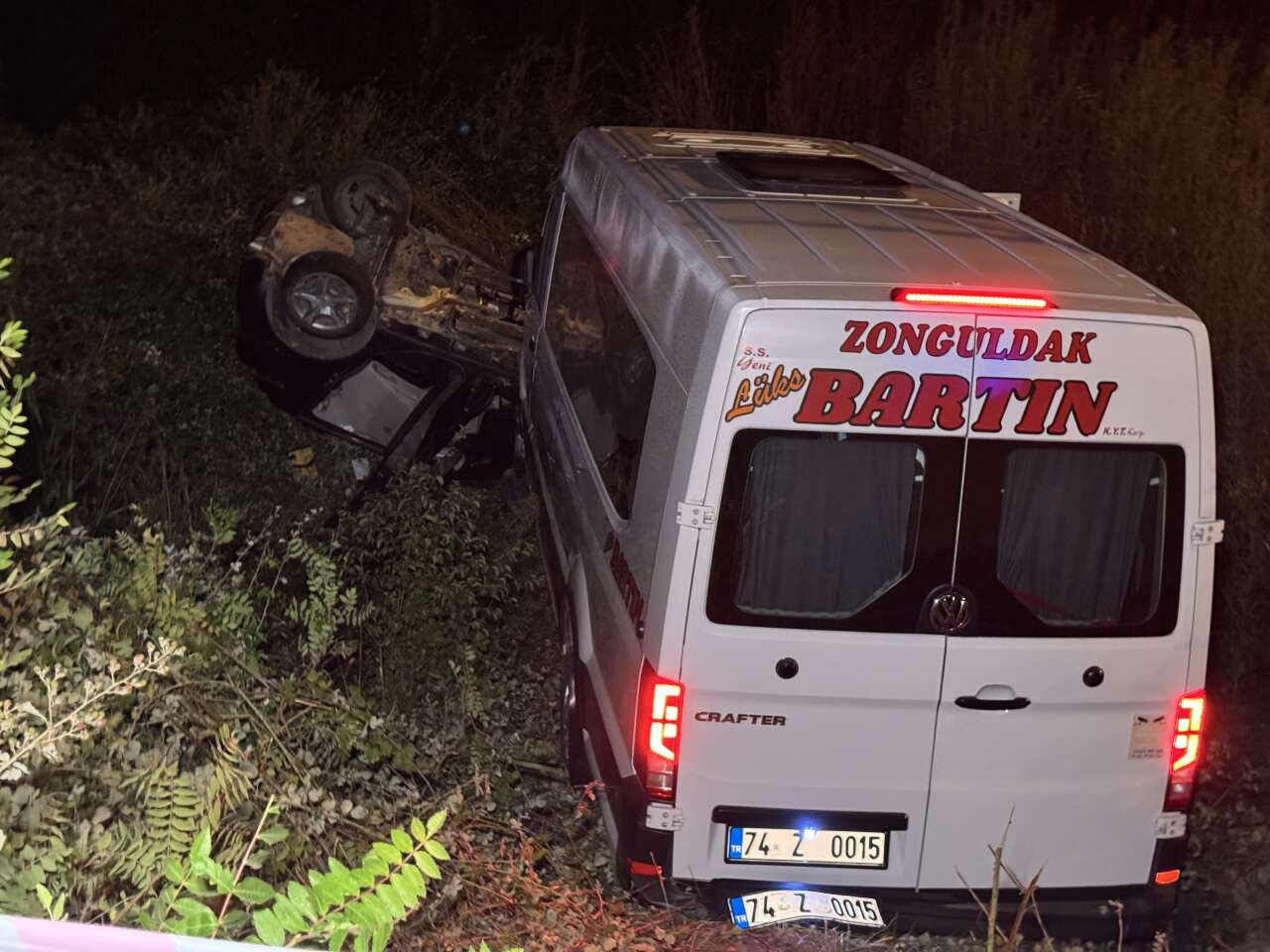 Minibüs ile otomobil çarpıştı: 11 yaralı! Kaza anı kamerada 3